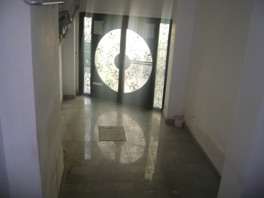 دوطبقه مسکونی و مغازه