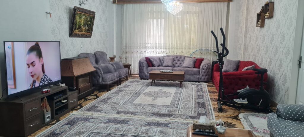 دوطبقه مسکونی و مغازه