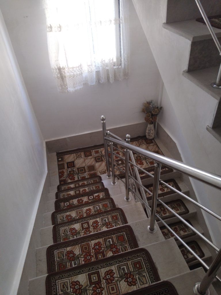 حیاط ویلایی دوطبقه
