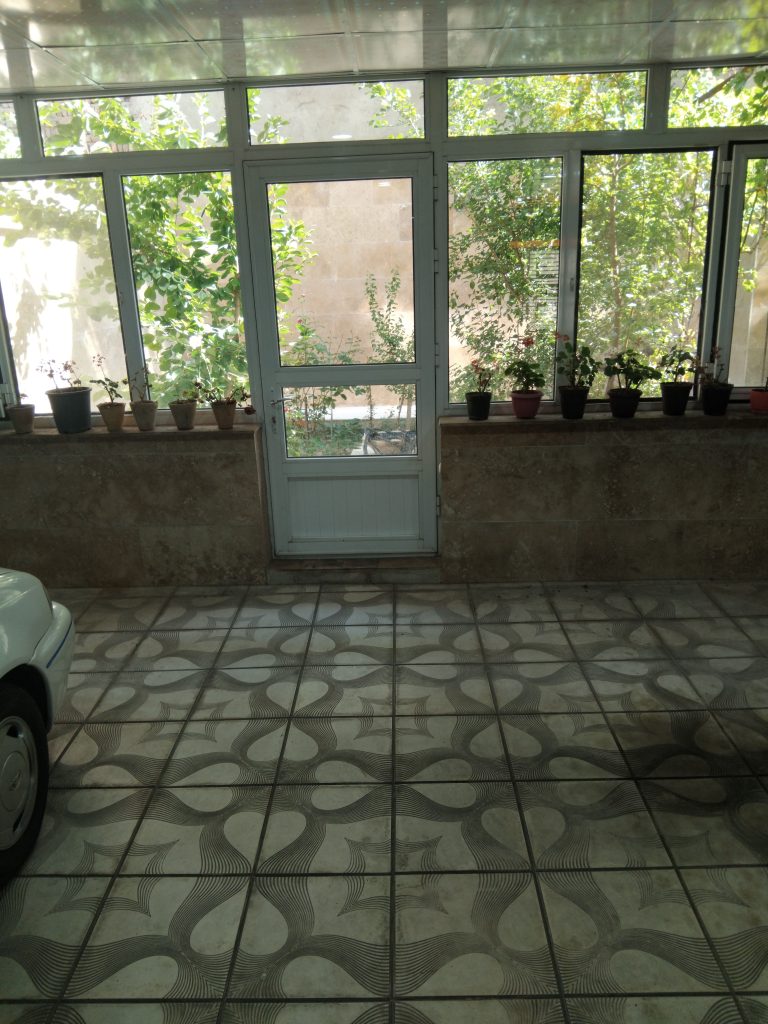 حیاط ویلایی دوطبقه